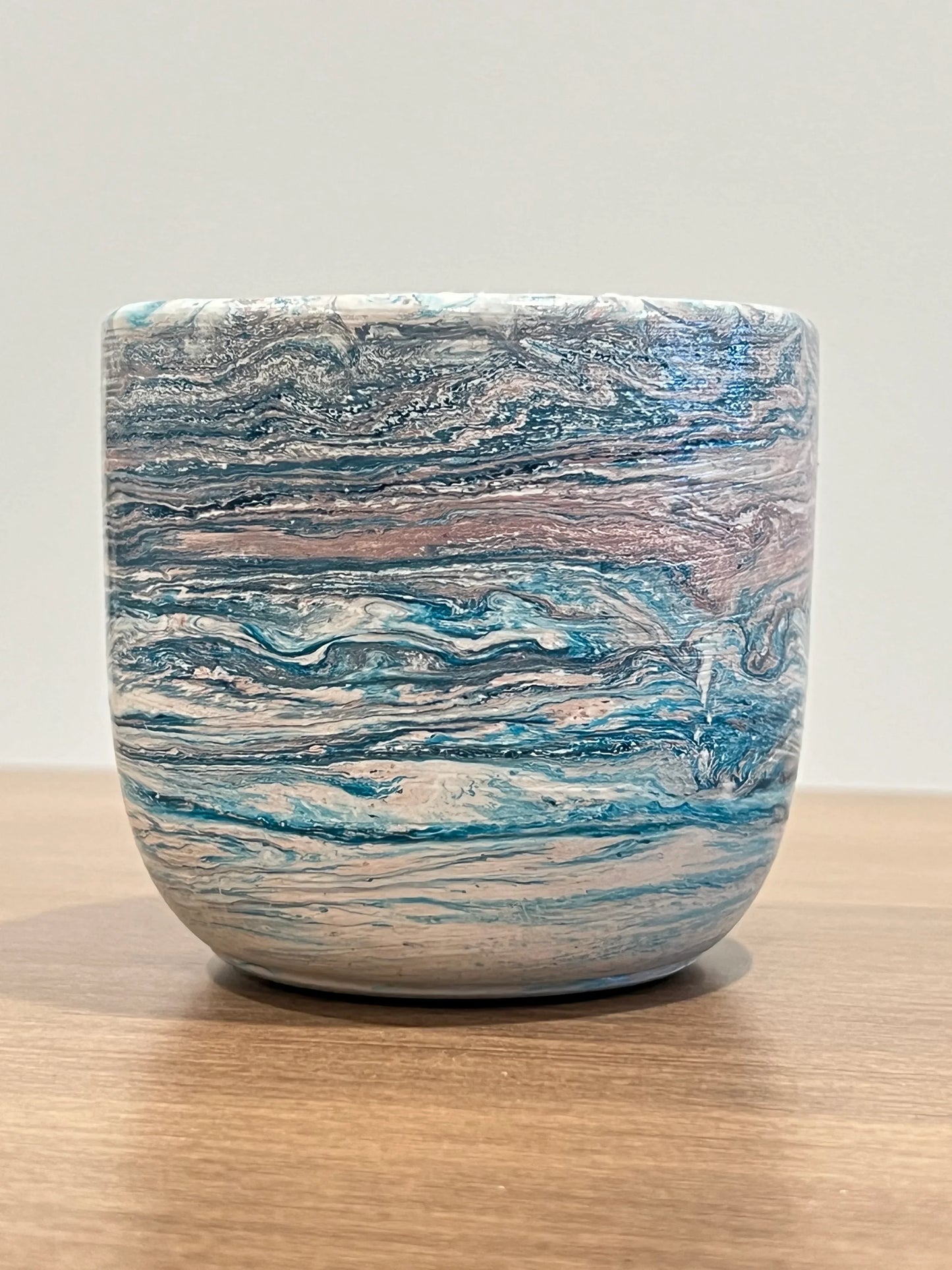 Marbled blue and white plant pot on wood surface, modern decor by Trendy Gardener