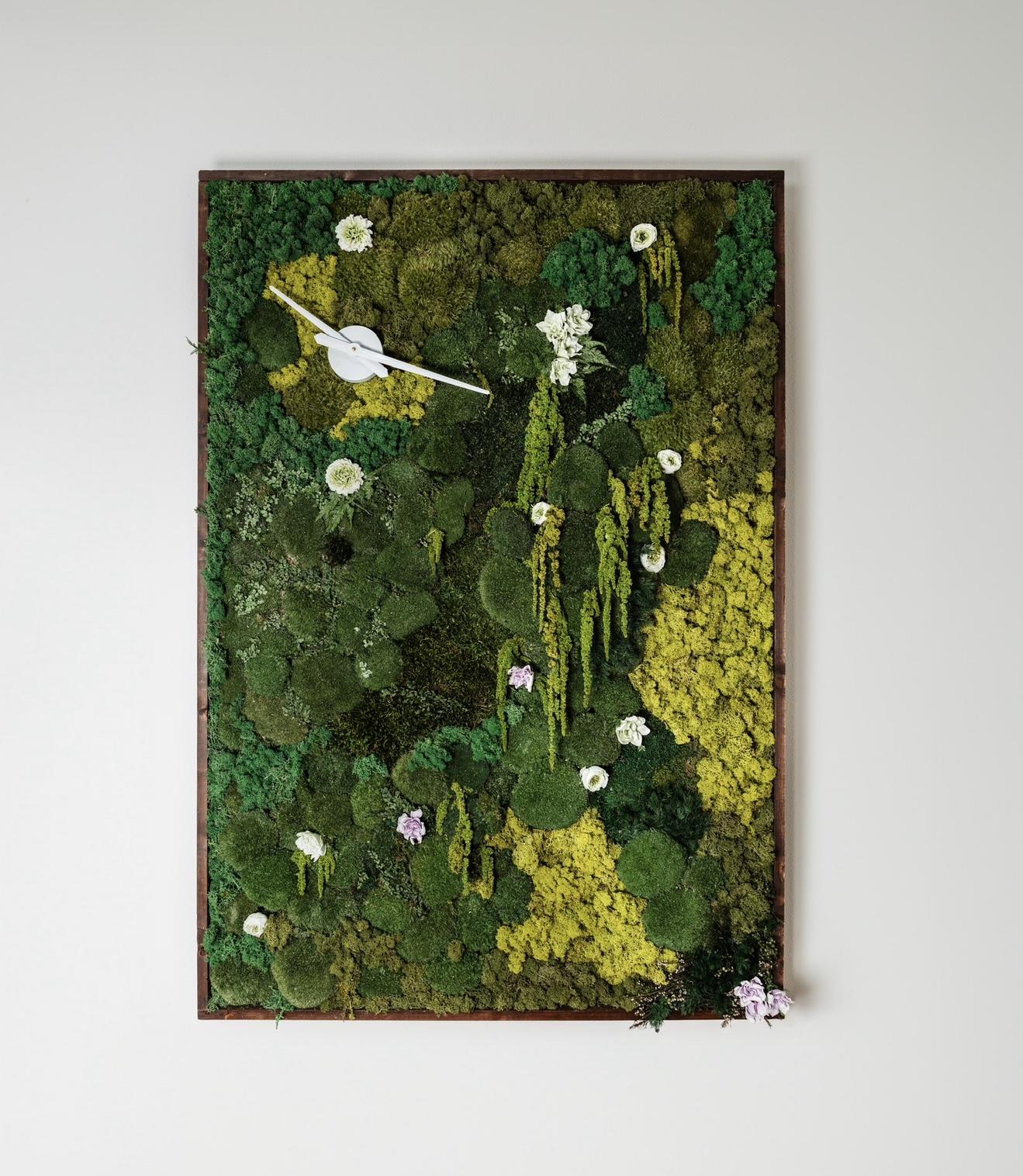 A handcrafted preserved moss wall clock featuring lush green textures and floral details, ideal for luxury interior plantscaping and biophilic office design in Des Moines.